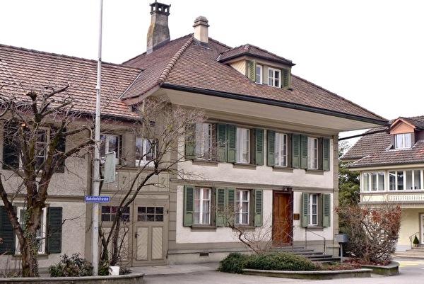 Wohnhaus mit Arztpraxis (Foto Monica Cloetta 2013)