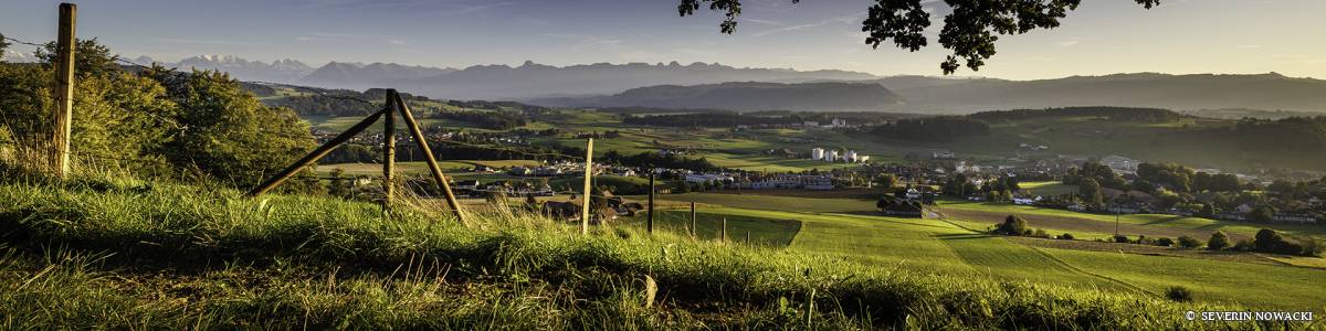 Blick von Worbberg über Lehnrüti Worb auf Berner Alpen Gantrischkette und Freiburger Alpen